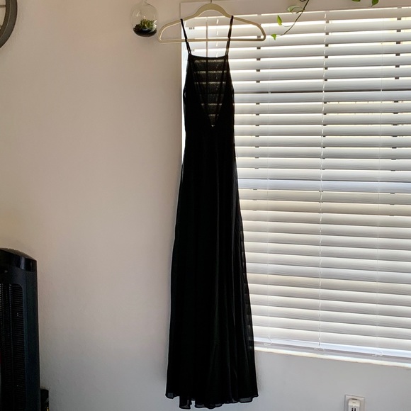 Lulu’s black maxi dress - Picture 2 of 8